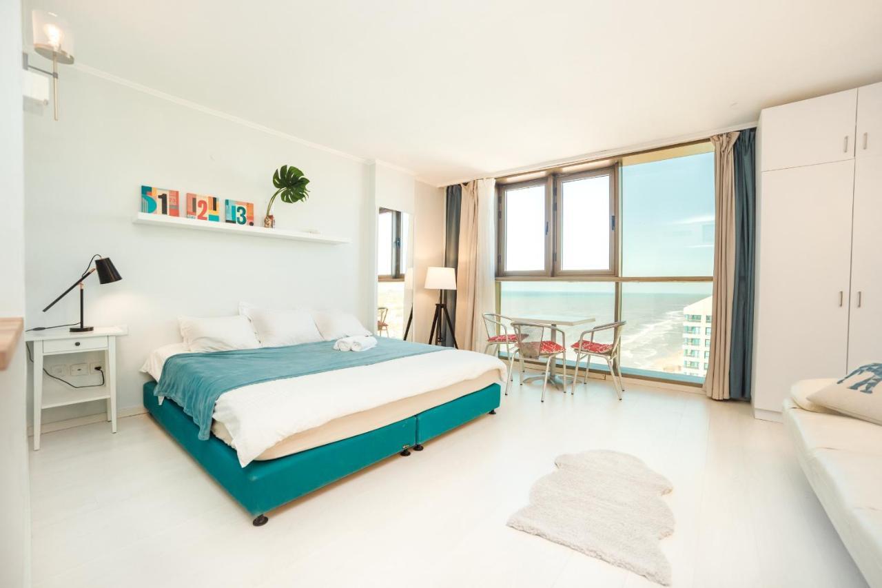 Appartamento Sunny Sea View Studio Herzelia Esterno foto