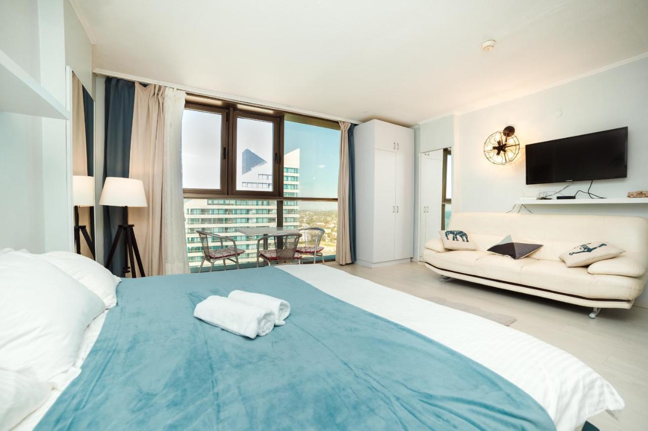 Appartamento Sunny Sea View Studio Herzelia Esterno foto